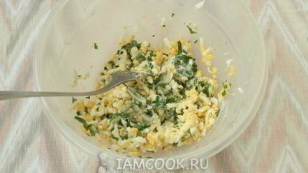 Рецепт гренков из черного хлеба с яйцом и зеленью