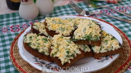 Рецепт гренков из черного хлеба с яйцом и зеленью