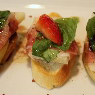 Рецепт Гренков с хамоном и клубникой