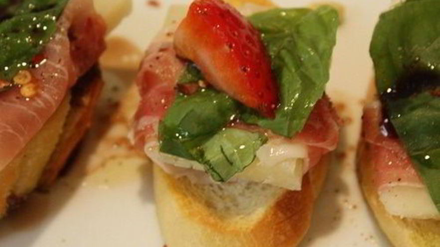 Рецепт гренков с хамоном и клубникой