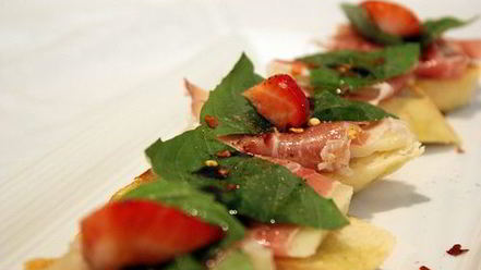 Рецепт гренков с хамоном и клубникой