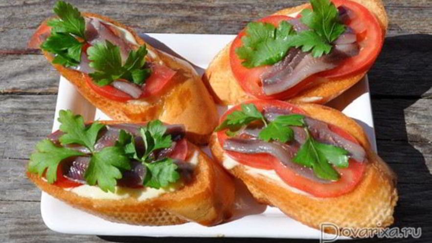 Рецепт гренков с хамсой и помидорами