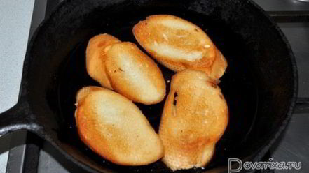 Рецепт гренков с хамсой и помидорами