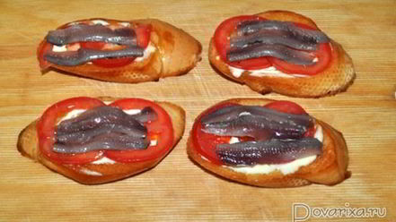 Рецепт гренков с хамсой и помидорами