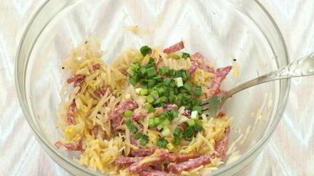 Рецепт гренков с колбасой и картофелем