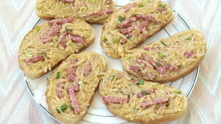 Рецепт гренков с колбасой и картофелем