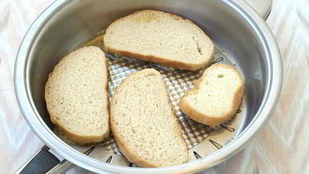 Рецепт гренков с колбасой и картофелем