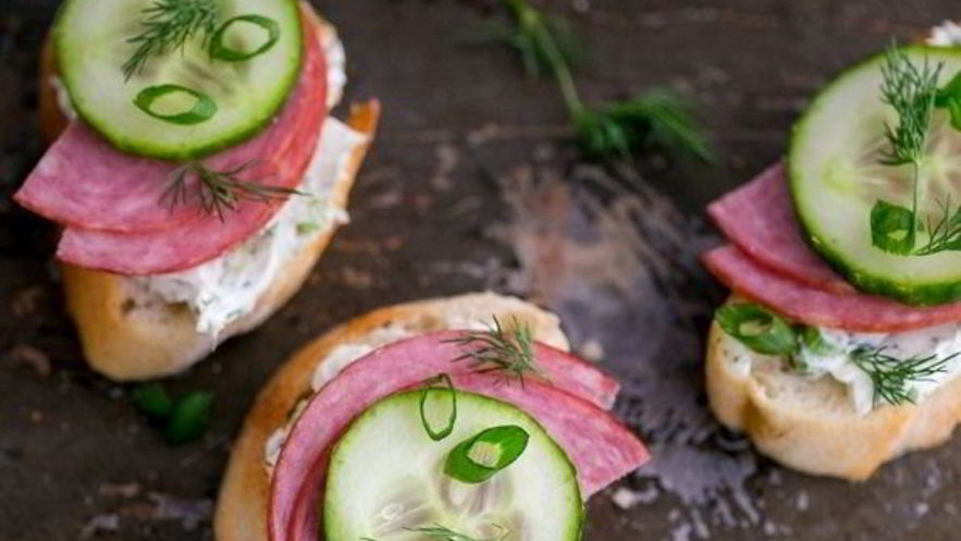 Рецепт гренков с колбасой