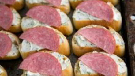 Рецепт гренков с колбасой