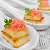 Гренки с красной икрой мойвы