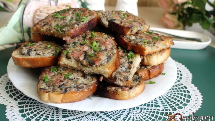 Рецепт гренков с мясным фаршем и шампиньонами