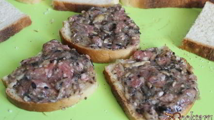 Рецепт гренков с мясным фаршем и шампиньонами