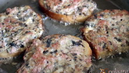 Рецепт гренков с мясным фаршем и шампиньонами