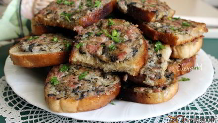 Рецепт гренков с мясным фаршем и шампиньонами