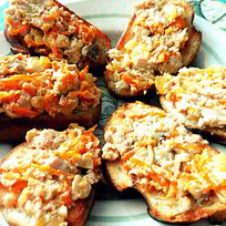 Гренки с печенью трески, морковью и луком