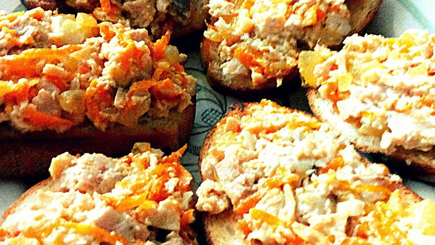 Рецепт гренков с печенью трески, морковью и луком