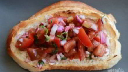 Рецепт гренков с помидорами и сыром