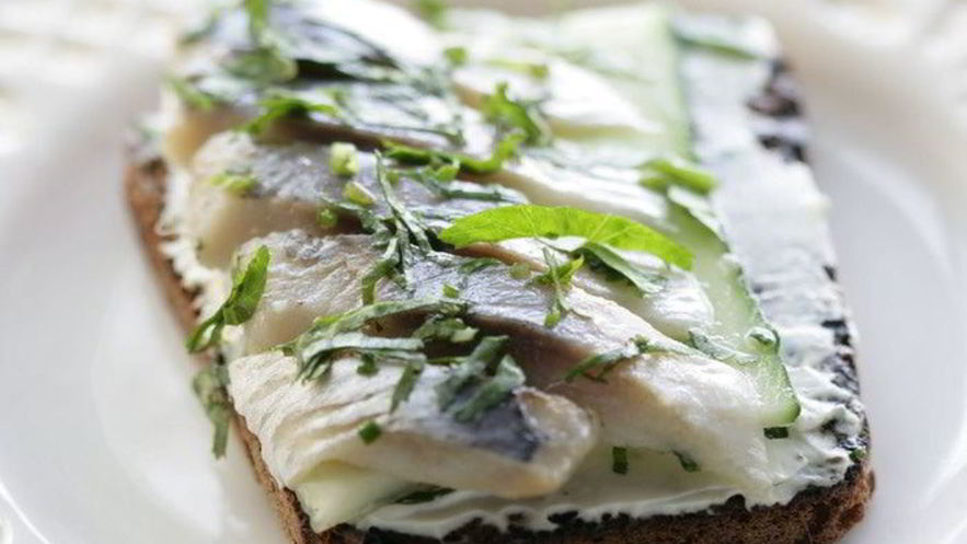 Рецепт гренков с селедочным маслом