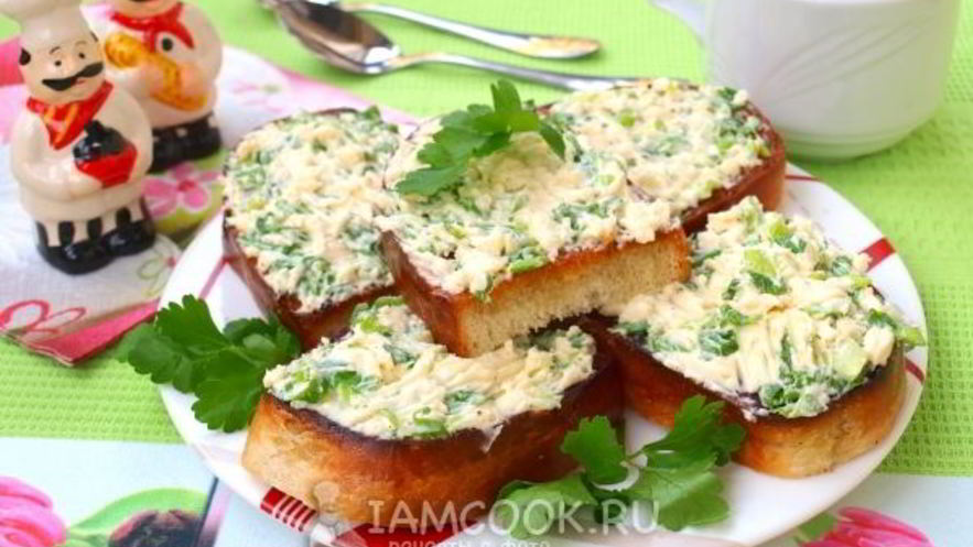 Рецепт гренков с сыром и луком на сковороде