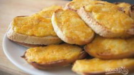 Рецепт гренков с сыром и яйцом в духовке