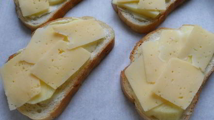 Рецепт гренков с яблоком и сыром