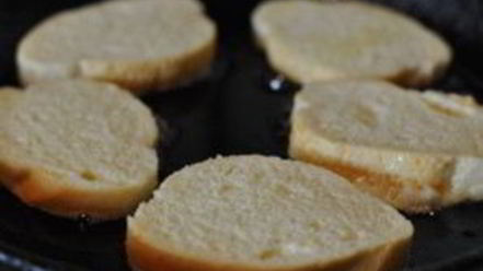 Рецепт гренков с яйцом на сковороде