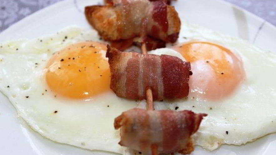 Рецепт хрустящих гренков в ароматном беконе с глазуньей