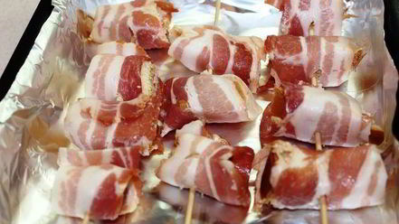 Рецепт хрустящих гренков в ароматном беконе с глазуньей