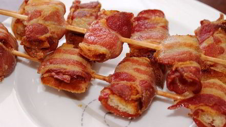 Рецепт хрустящих гренков в ароматном беконе с глазуньей