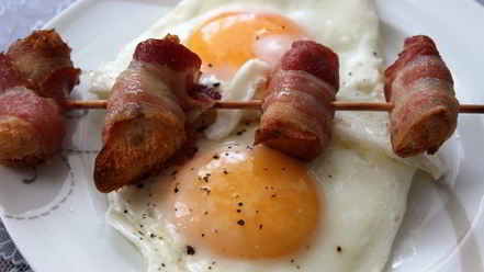 Рецепт хрустящих гренков в ароматном беконе с глазуньей