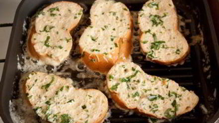 Рецепт несладких гренков с беконом и помидорами