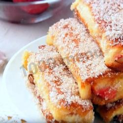 Рецепт Сладких гренков-рулетиков по-французски с клубникой