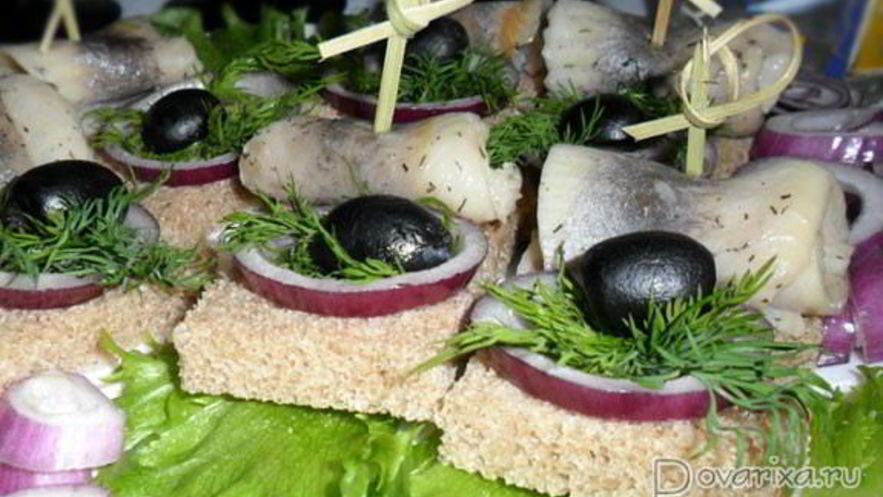 Рецепт бутербродов-канапе с селедкой