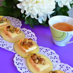 Рецепт Канапе Француженка из яблок, сыра и орехов