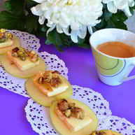 Рецепт Канапе Француженка из яблок, сыра и орехов