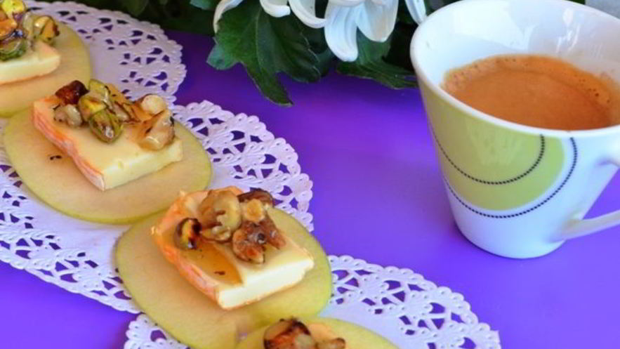 Рецепт канапе француженка из яблок, сыра и орехов