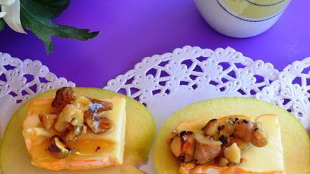 Рецепт канапе француженка из яблок, сыра и орехов