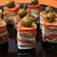 Рецепт Канапе из блинов на шпажках