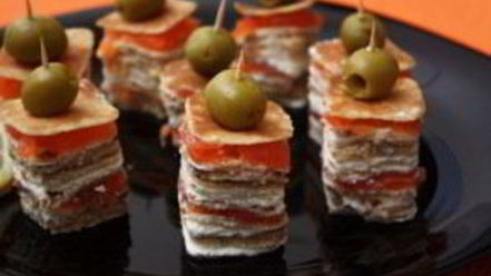 Рецепт канапе из блинов на шпажках