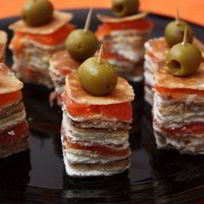 Канапе из блинов с лососем на шпажках