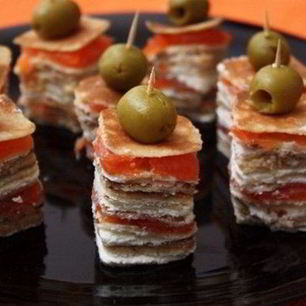 Рецепт Канапе из блинов с лососем на шпажках