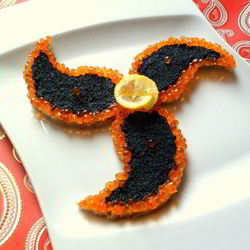 Рецепт Канапе из черного хлеба с черной и красной икрой