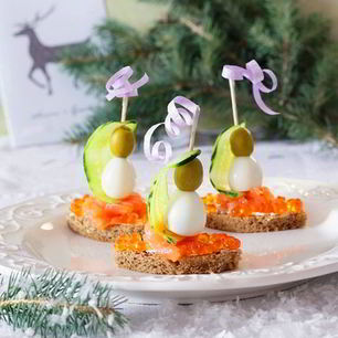 Рецепт Канапе из форели, молодого сыра и перепелиного яйца