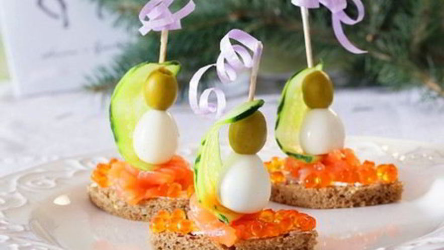 Рецепт канапе из форели, молодого сыра и перепелиного яйца
