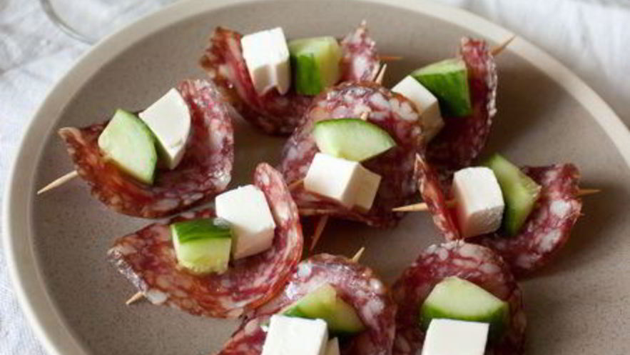 Рецепт канапе из салями с фетой и огурцом