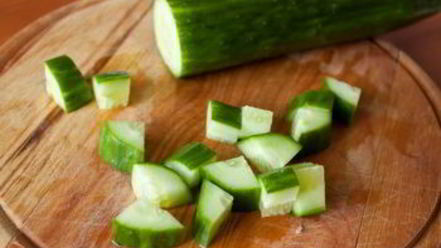 Рецепт канапе из салями с фетой и огурцом