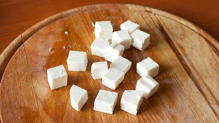 Рецепт канапе из салями с фетой и огурцом