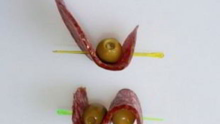 Рецепт канапе на шпажках с салями