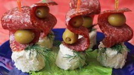 Рецепт канапе на шпажках с салями