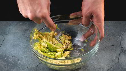 Рецепт канапе с форелью и соусом из авокадо